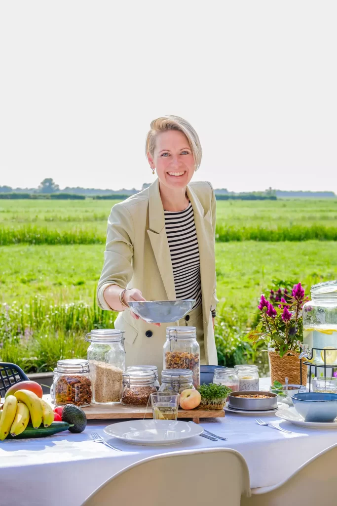 Vrouw die vol vertrouwen een kennismakingsgesprek plant met Sylvia Verdoold voor een kerngezond leven